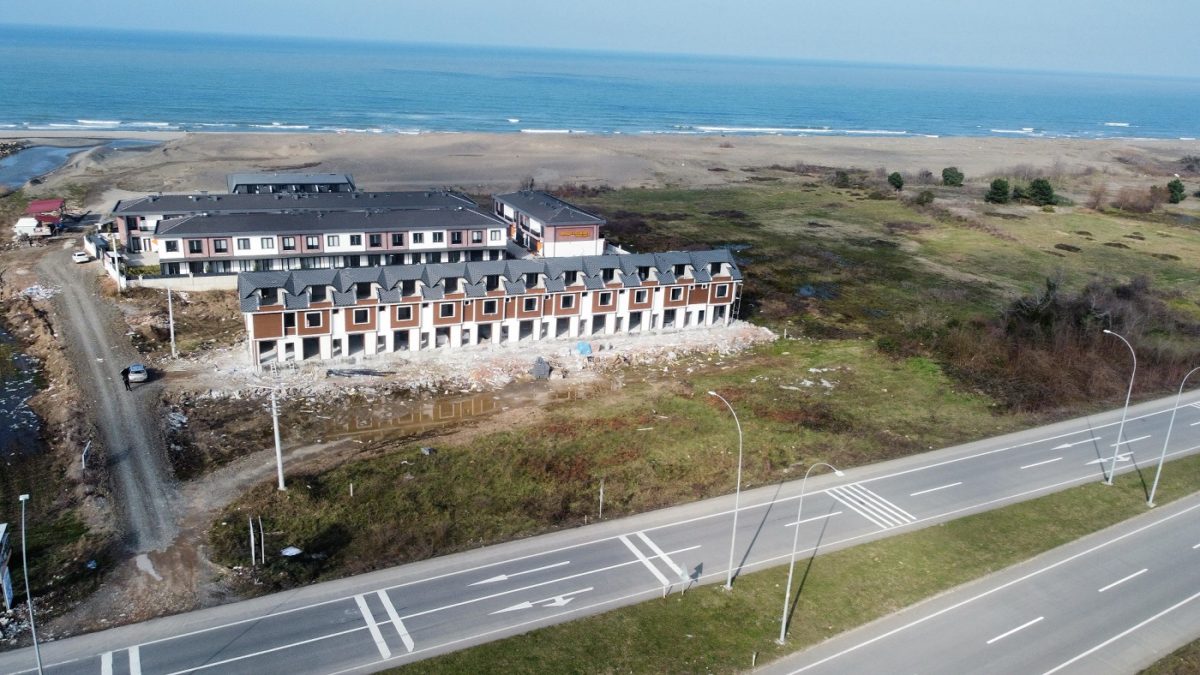 DENİZE 300 METRE 3+1 TRİPLEKS SATILIK YAZLIK VİLLA