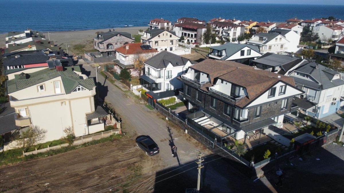 KOCAALİDE DENİZE YAKIN MÜSTAKİL BAHÇELİ YÜZME HAVUZLU TRİPLEKS
