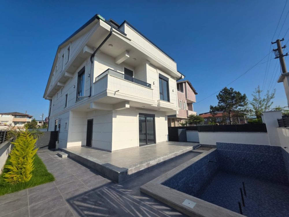 KOCAALİDE DENİZ MANZARALI YÜZME HAVUZLU SATILIK TRİPLEKS VİLLA