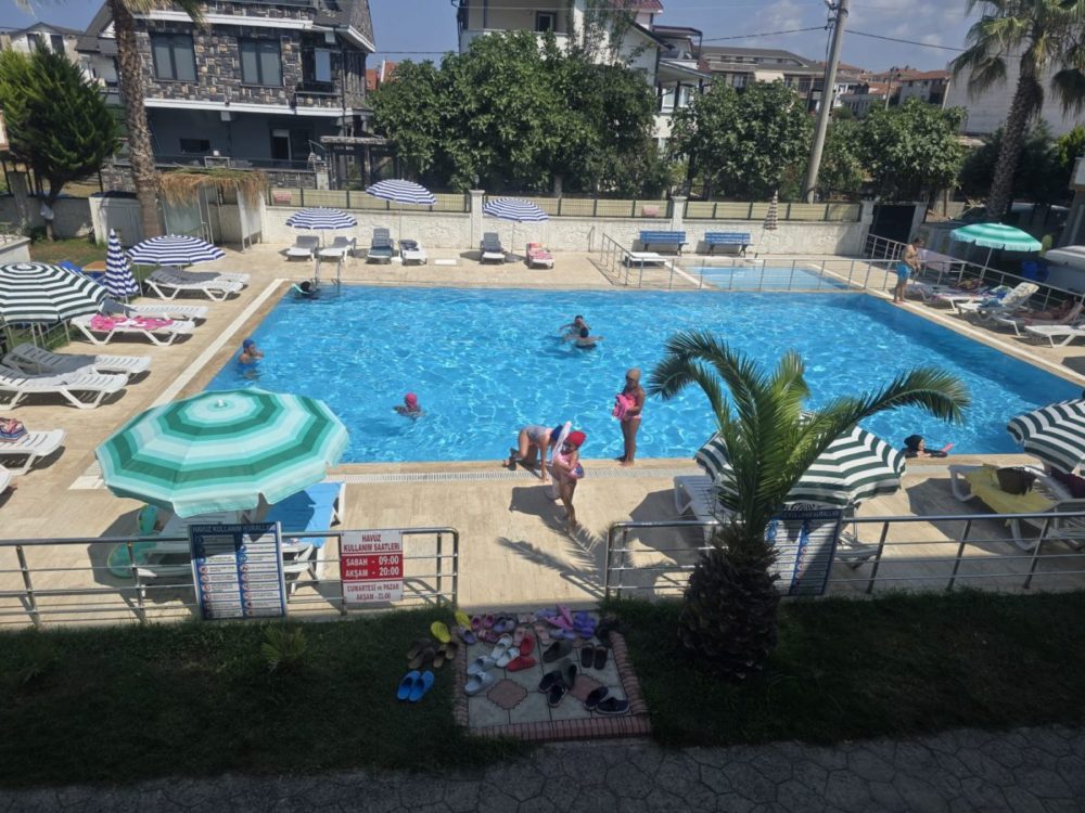 YÜZME HAVUZLU SİTE İÇİNDE SATILIK 2+1 DAİRE
