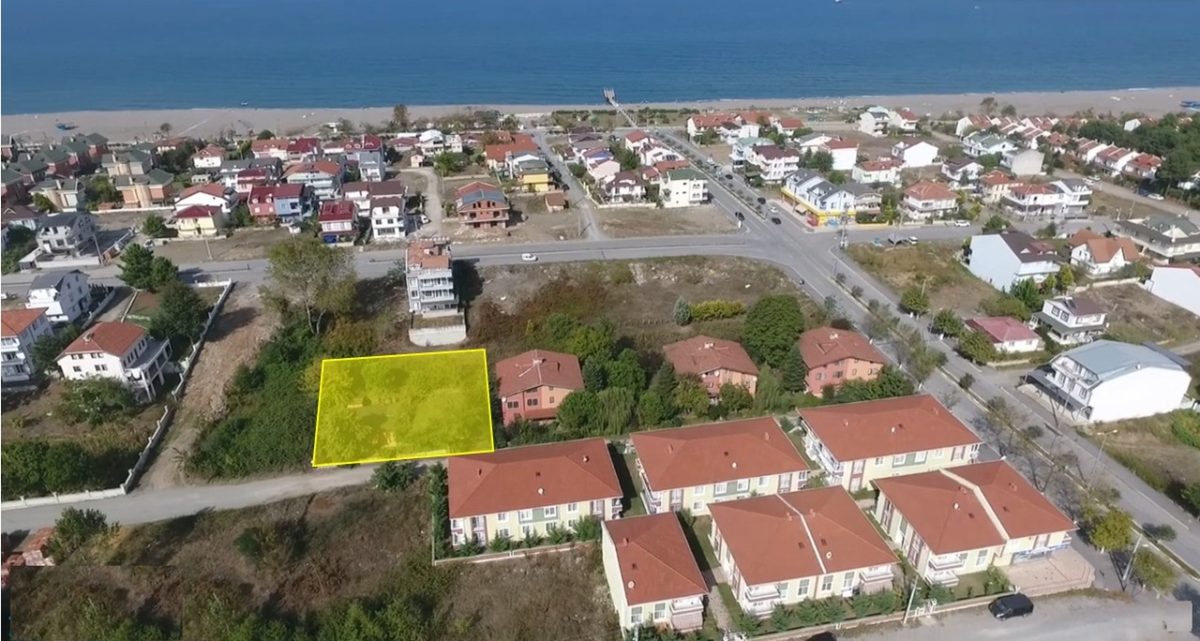 Kocaali sahilde 30 metrelik bulvarda cepheli satılık köşe parsel