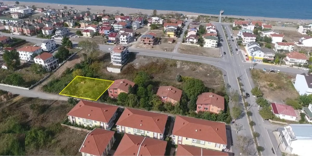 Kocaali sahilde 30 metrelik bulvarda cepheli satılık köşe parsel