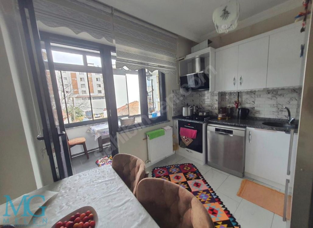 İLÇE MERKEZİNDE CADDEYE CEPHELİ 4 ODALI SATILIK DAİRE
