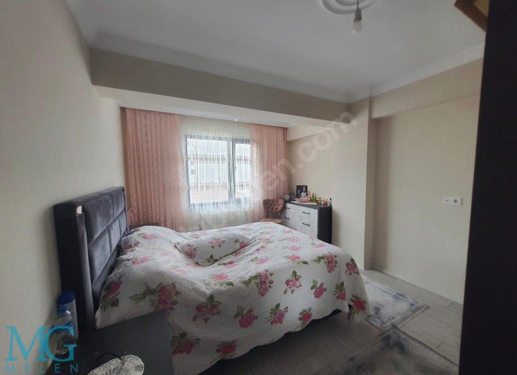 İLÇE MERKEZİNDE CADDEYE CEPHELİ 4 ODALI SATILIK DAİRE