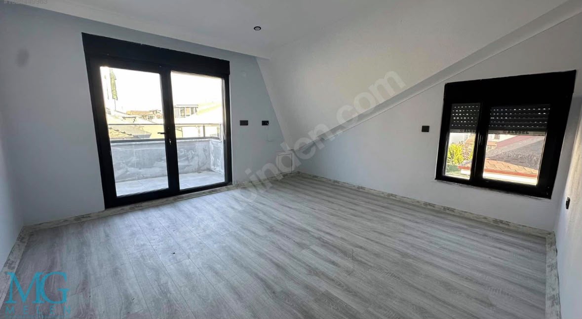 KOCAALİ MERKEZ PLAJDA DENİZE 50 METRE HAVUZLU SATILIK 4 +1 VİLLA