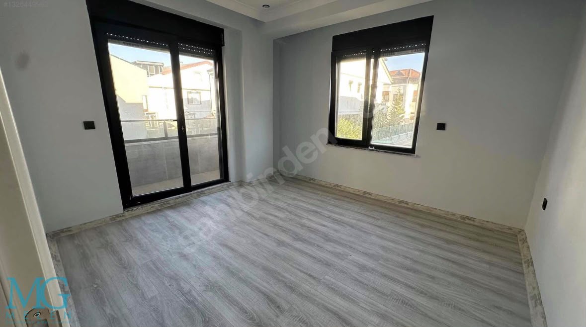 KOCAALİ MERKEZ PLAJDA DENİZE 50 METRE HAVUZLU SATILIK 4 +1 VİLLA