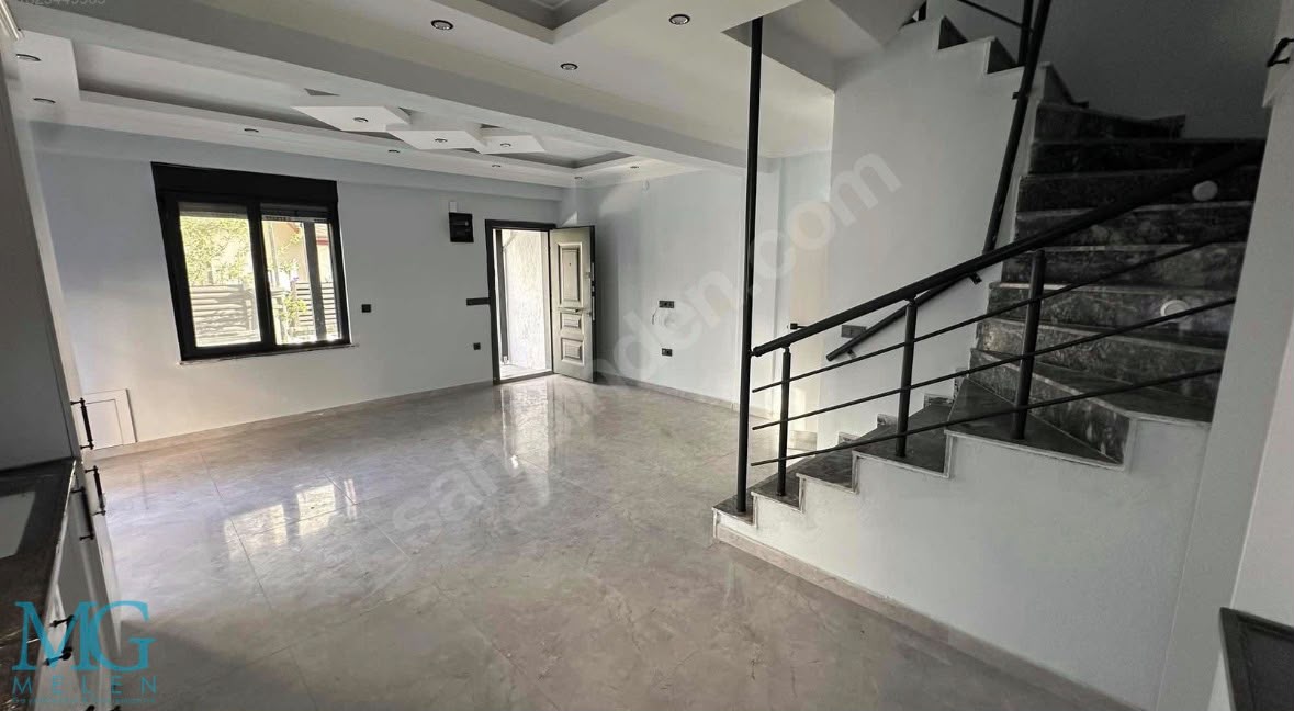 KOCAALİ MERKEZ PLAJDA DENİZE 50 METRE HAVUZLU SATILIK 4 +1 VİLLA