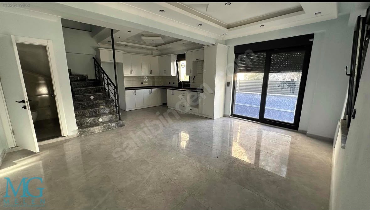 KOCAALİ MERKEZ PLAJDA DENİZE 50 METRE HAVUZLU SATILIK 4 +1 VİLLA