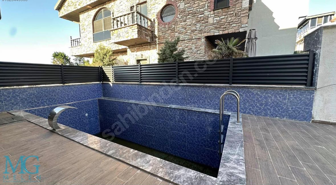 KOCAALİ MERKEZ PLAJDA DENİZE 50 METRE HAVUZLU SATILIK 4 +1 VİLLA