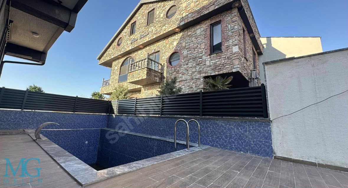 KOCAALİ MERKEZ PLAJDA DENİZE 50 METRE HAVUZLU SATILIK 4 +1 VİLLA