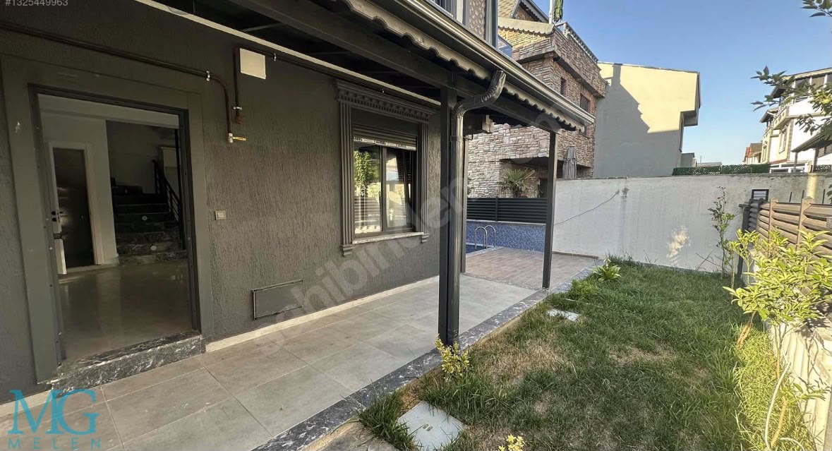 KOCAALİ MERKEZ PLAJDA DENİZE 50 METRE HAVUZLU SATILIK 4 +1 VİLLA