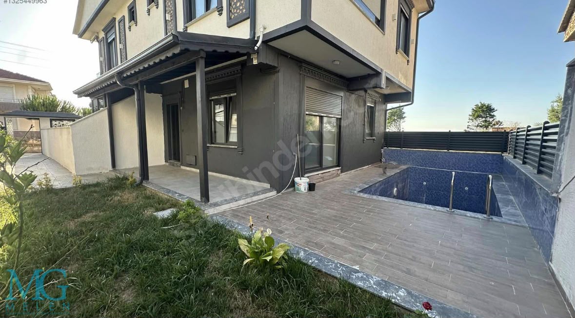 KOCAALİ MERKEZ PLAJDA DENİZE 50 METRE HAVUZLU SATILIK 4 +1 VİLLA