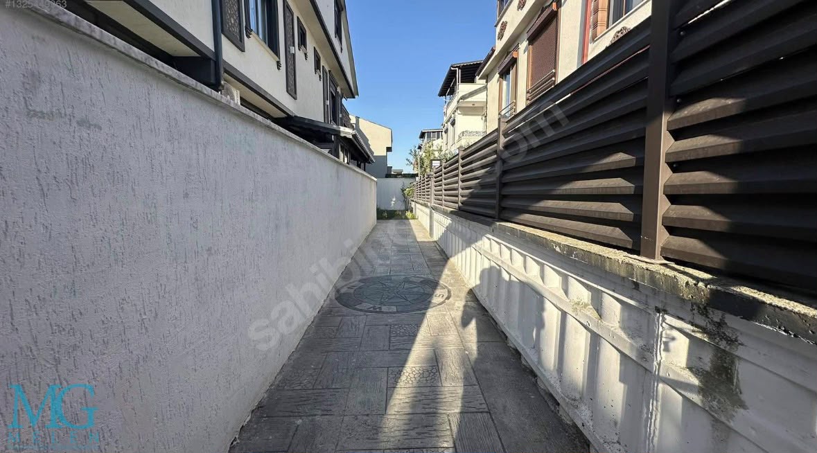 KOCAALİ MERKEZ PLAJDA DENİZE 50 METRE HAVUZLU SATILIK 4 +1 VİLLA