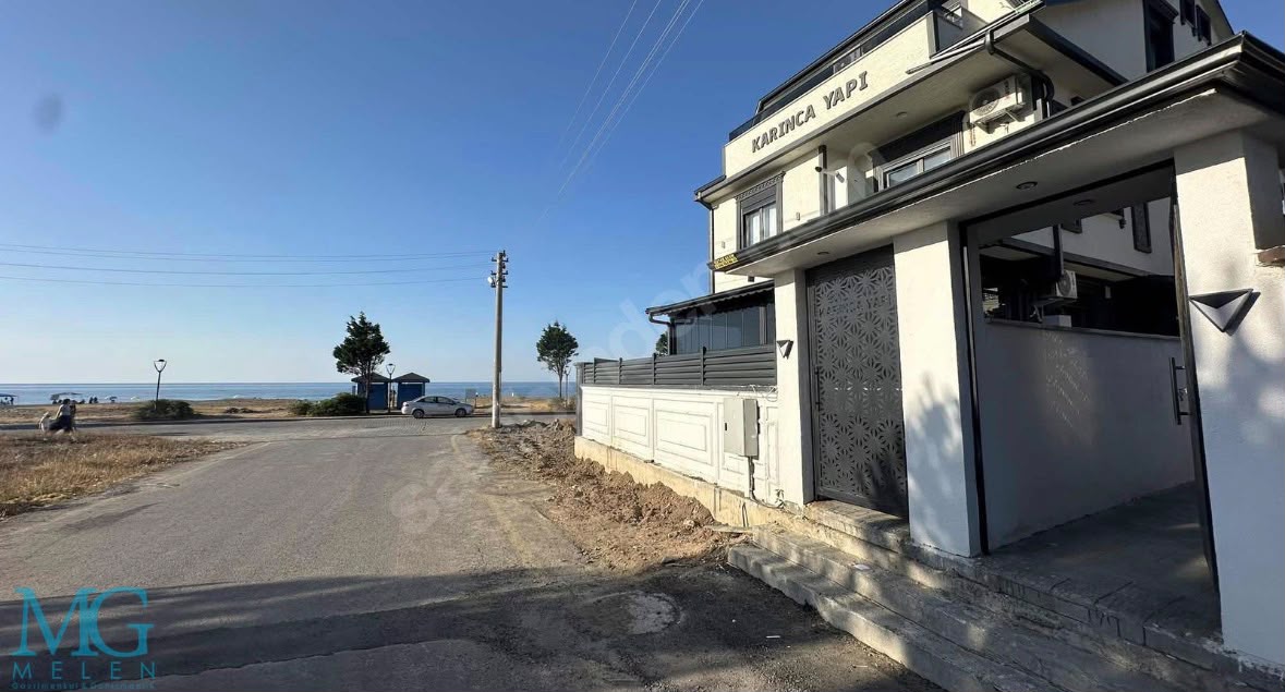 KOCAALİ MERKEZ PLAJDA DENİZE 50 METRE HAVUZLU SATILIK 4 +1 VİLLA
