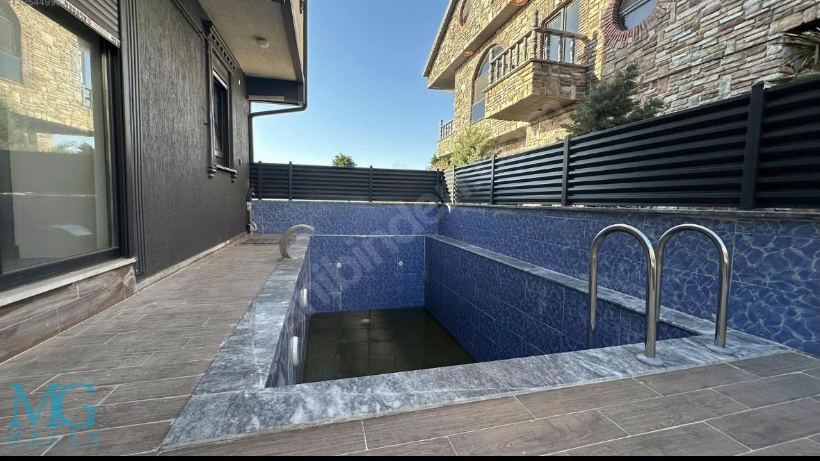 KOCAALİ MERKEZ PLAJDA DENİZE 50 METRE HAVUZLU SATILIK 4 +1 VİLLA