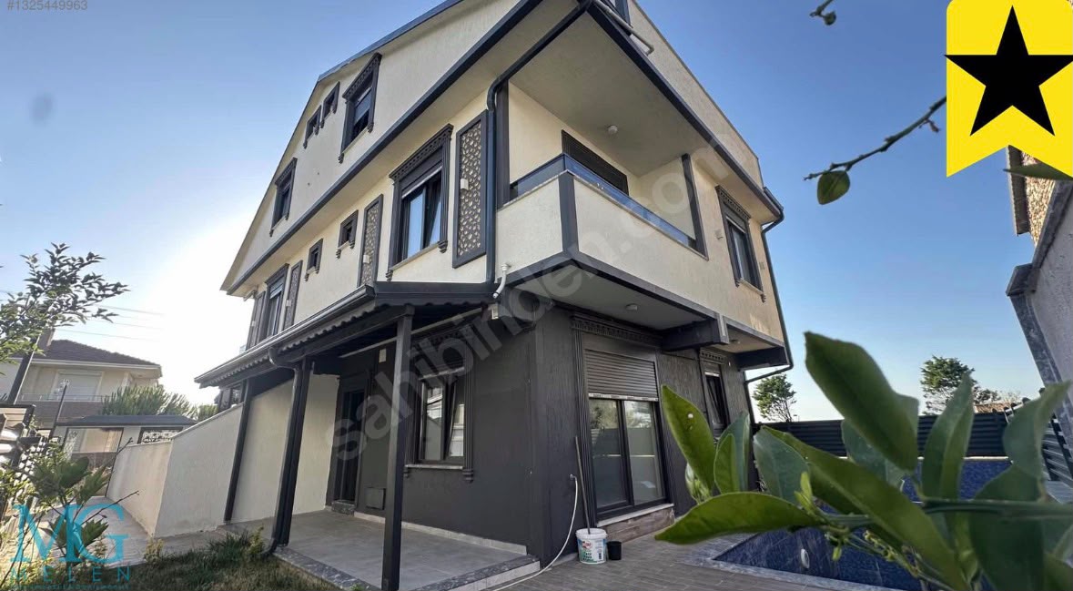KOCAALİ MERKEZ PLAJDA DENİZE 50 METRE HAVUZLU SATILIK 4 +1 VİLLA